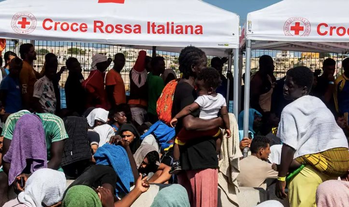 Italia thông qua các biện pháp cứng rắn để ngăn chặn làn sóng di cư bất hợp pháp