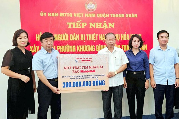 Báo Hànộimới trao 300 triệu đồng hỗ trợ nạn nhân vụ cháy tại quận Thanh Xuân