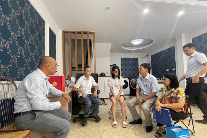 Trao quà Trung thu và kinh phí hỗ trợ một số trẻ em là nạn nhân của vụ hỏa hoạn