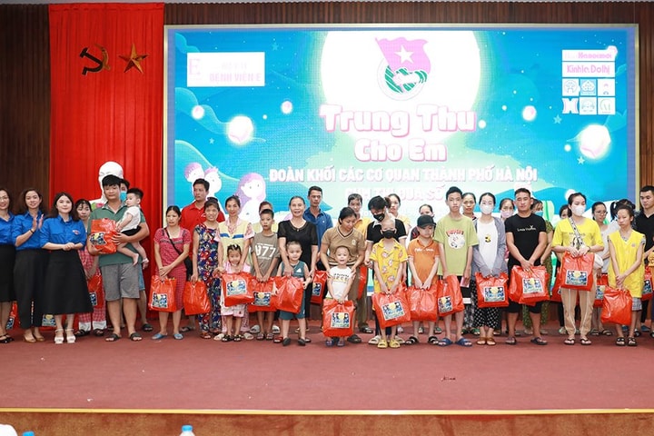 Món quà ý nghĩa với các bệnh nhi Bệnh viện E