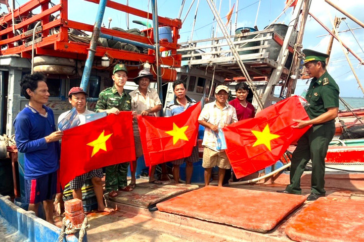 Bộ đội biên phòng chung sức lấy lại "Thẻ xanh” cho hải sản Việt Nam 
