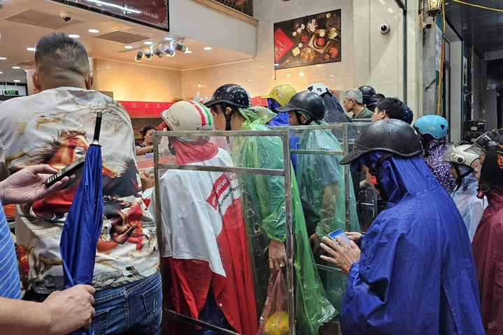 Người Hà Nội đội mưa, xếp hàng mua bánh trung thu truyền thống