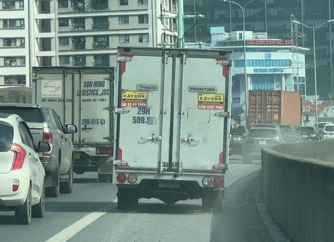 Xử lý nhanh tài xế xe tải đi vào làn khẩn cấp đường Vành đai 3