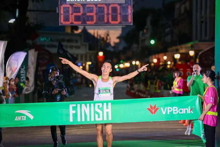 Các tuyển thủ quốc gia thống lĩnh đường chạy VPBank Hanoi International Marathon 2023