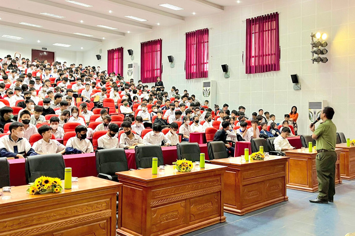 Đông Anh: Tuyên truyền pháp luật cho 800 học sinh Trường Cao đẳng Việt Nam - Hàn Quốc