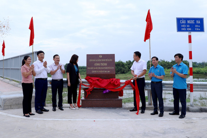 Gắn biển công trình chào mừng Đại hội Công đoàn thành phố Hà Nội lần thứ XVII