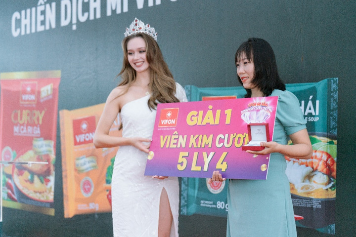 Đại sứ VIFON - Hoa hậu Ba Lan trao kim cương cho người trúng giải Nhất đầu tiên