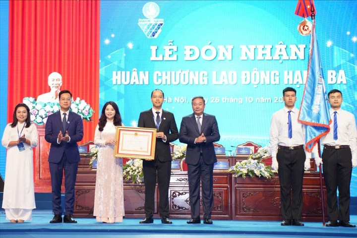 Hội Sinh viên thành phố Hà Nội đón nhận Huân chương Lao động hạng Ba