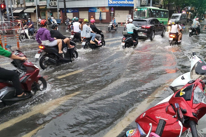 Nhiều tuyến phố trung tâm thành phố Hồ Chí Minh ngập do triều cường
