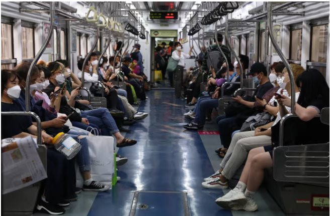 Seoul thử nghiệm tàu điện ngầm không chỗ ngồi để giảm ùn tắc giờ cao điểm