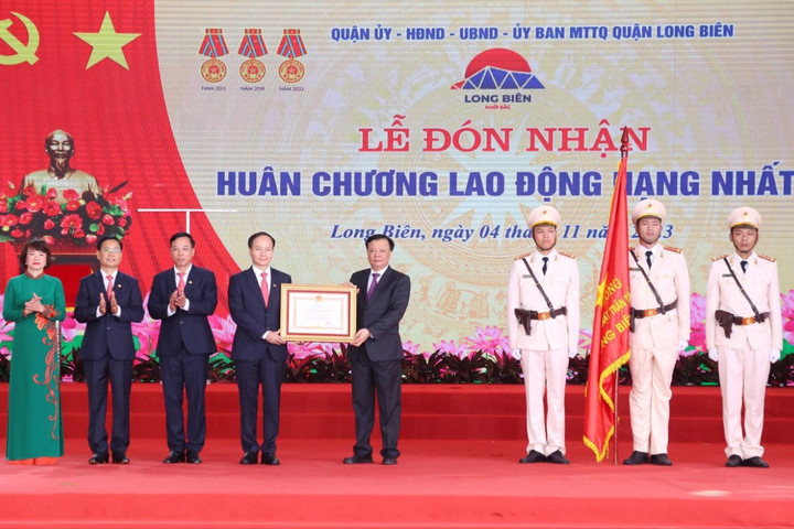 Quận Long Biên lần thứ ba đón nhận Huân chương Lao động hạng Nhất