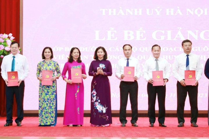 Hà Nội: Bế giảng lớp bồi dưỡng cán bộ quy hoạch nguồn Ban Thường vụ cấp huyện
