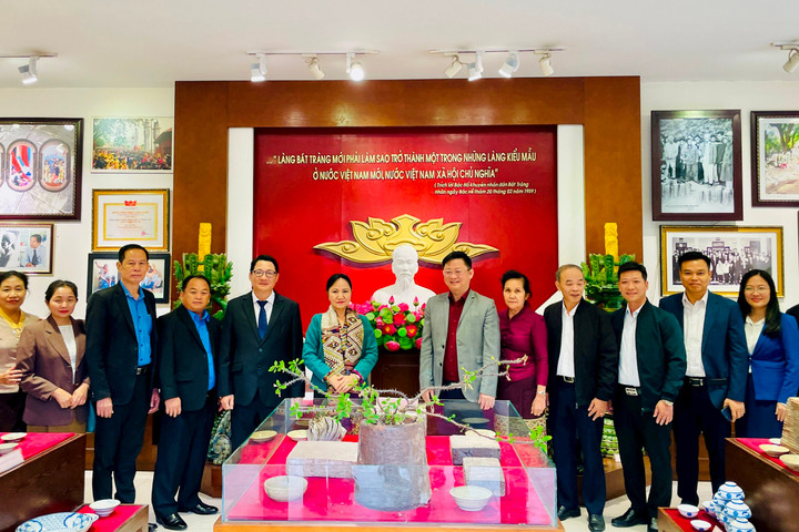 Đoàn đại biểu Ủy ban Trung ương Mặt trận Lào xây dựng đất nước khảo sát thực tế tại huyện Gia Lâm