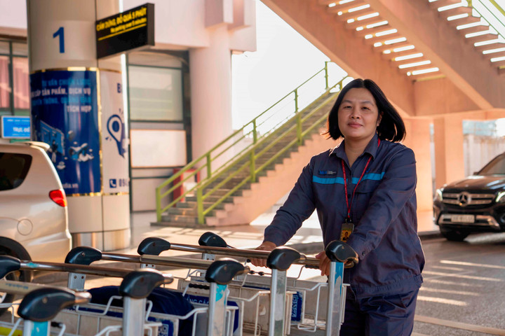 Sân bay Nội Bài trao trả ví chứa hơn 100 triệu đồng khách để quên trên xe đẩy