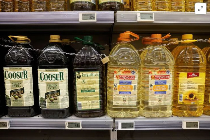 Các siêu thị Tây Ban Nha khóa dầu ô liu để chống trộm