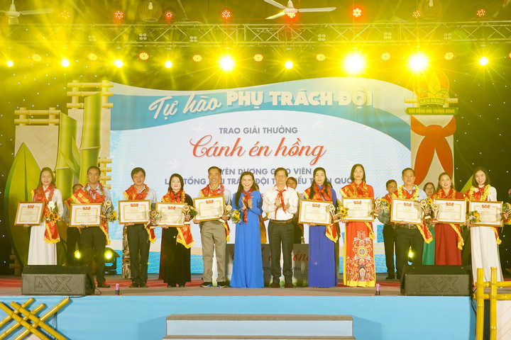 20 giáo viên làm Tổng phụ trách Đội xuất sắc nhận giải thưởng “Cánh én hồng”
