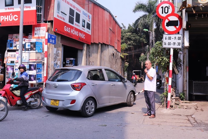 Cần mẫn hơn 20 năm tình nguyện điều tiết giao thông