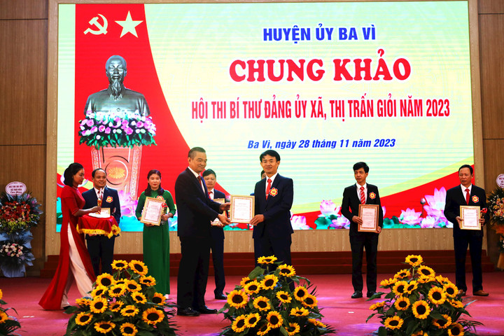 Ba Vì trao 8 giải Bí thư Đảng ủy xã, thị trấn giỏi năm 2023