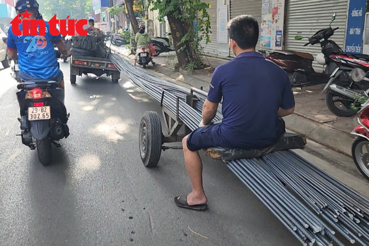 Nhức mắt xe cũ nát chở hàng nguy hiểm tái diễn trên phố Hà Nội