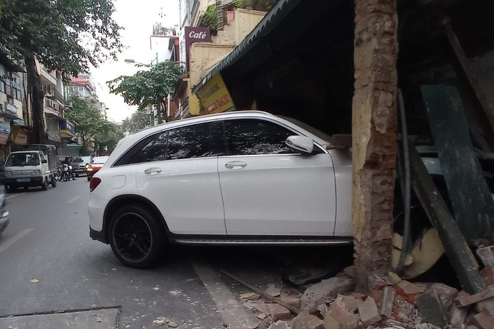 Hà Nội: Xe Mercedes đâm vào nhà dân trên phố Hàng Bạc lúc rạng sáng