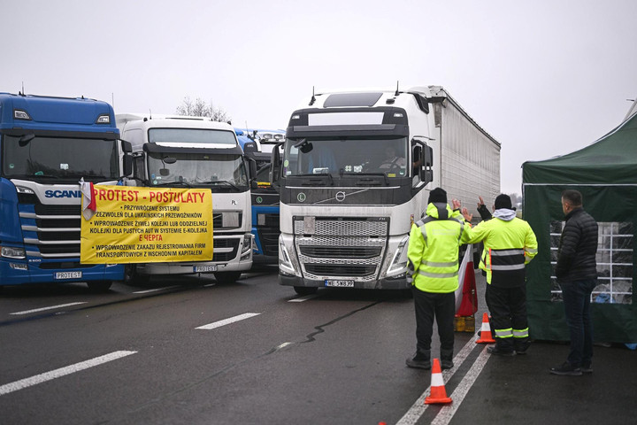 Xe tải bắt đầu lưu thông qua biên giới Ukraine - Ba Lan