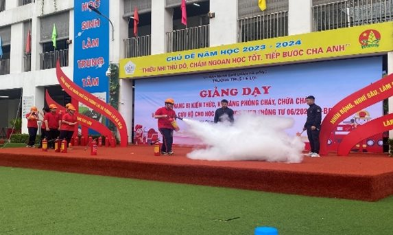 Lần đầu tiên có một tiết học về phòng cháy, chữa cháy trong nhà trường