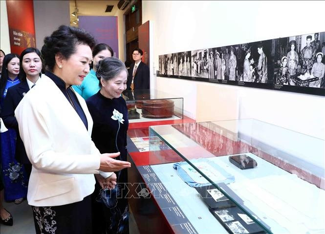 Phu nhân Tổng Bí thư Nguyễn Phú Trọng và Phu nhân Tổng Bí thư, Chủ tịch Trung Quốc Tập Cận Bình thăm Bảo tàng Phụ nữ Việt Nam