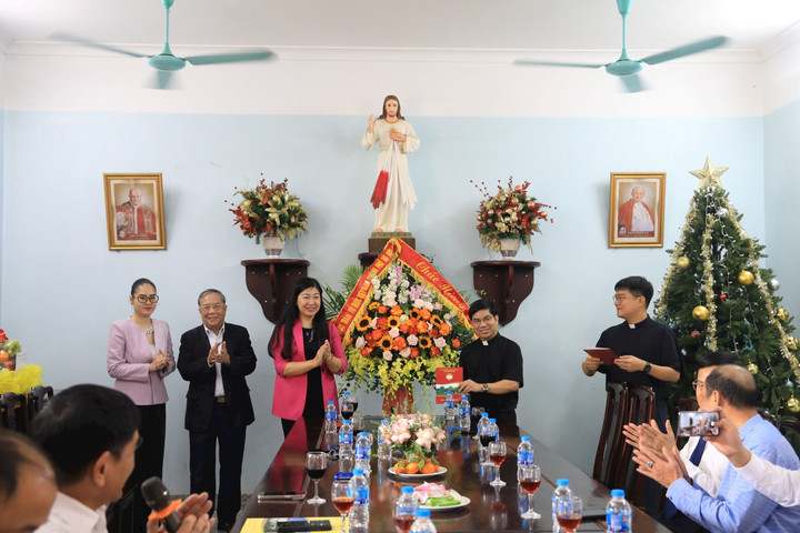 Chủ tịch Ủy ban MTTQ Việt Nam thành phố thăm, chúc mừng Giáo xứ Tử Đình 