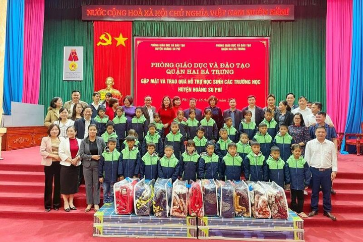 Giáo viên quận Hai Bà Trưng dạy trực tuyến môn ngoại ngữ cho học sinh tỉnh Hà Giang