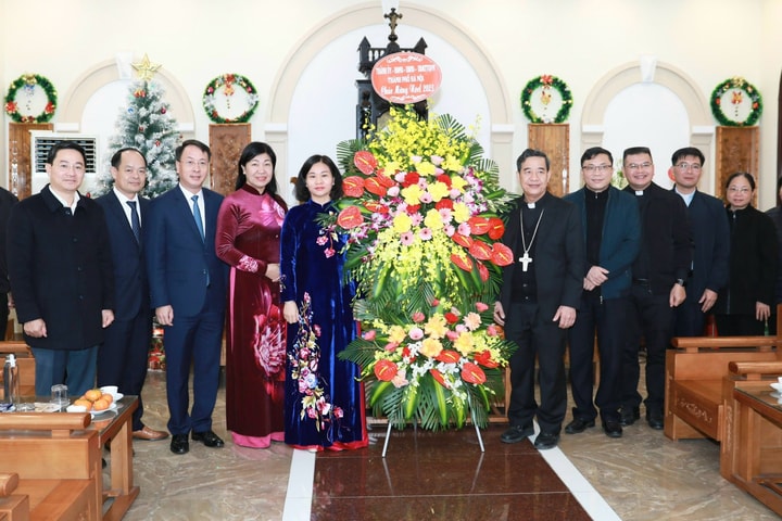 Phó Bí thư Thường trực Thành ủy Nguyễn Thị Tuyến thăm, chúc mừng Giáo phận Hưng Hóa