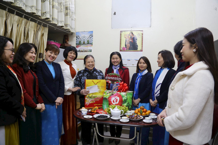 Hội Phụ nữ chúc mừng Ủy ban Đoàn kết Công giáo nhân dịp Giáng sinh