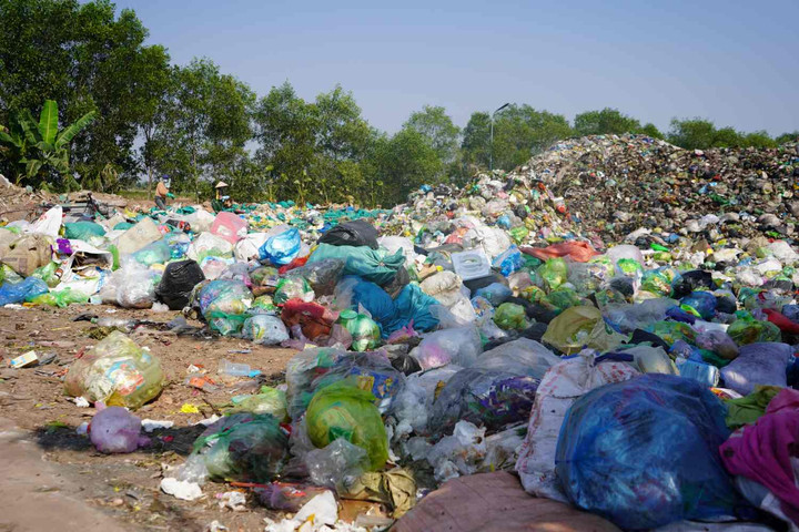 Hàng nghìn tấn rác chậm xử lý, chất cao thành núi ở ngoại thành Hải Phòng