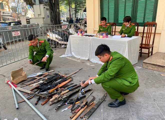 Thu hồi nhiều vũ khí nóng trên địa bàn phố cổ Hà Nội