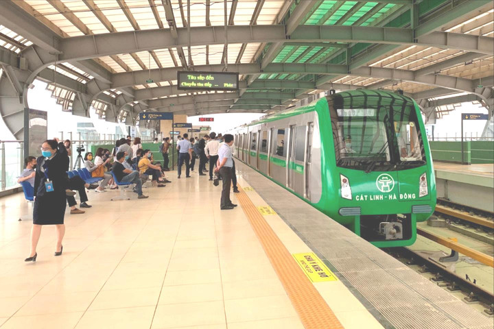 Hà Nội: Xe buýt, đường sắt đô thị phục vụ xuyên Tết Dương lịch 2024