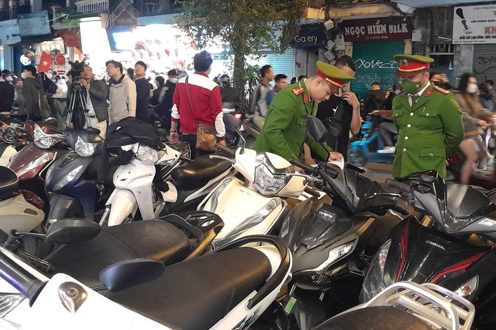 Hà Nội: Xử phạt 29 bãi giữ xe thu quá giá quy định dịp năm mới