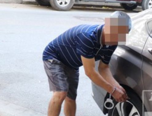 Ông lão U70 đi tập thể dục, chọc thủng lốp ô tô vì "ngứa mắt"