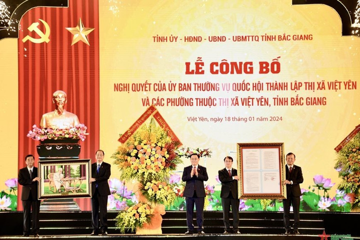 Chủ tịch Quốc hội Vương Đình Huệ dự Lễ công bố thành lập thị xã Việt Yên, Bắc Giang