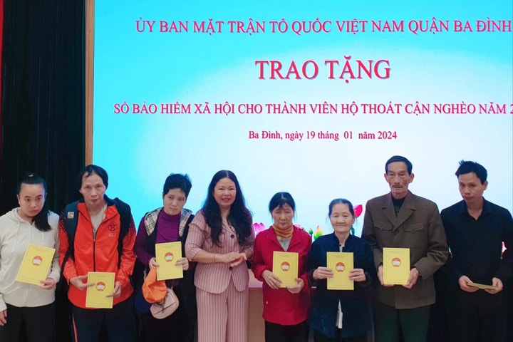 Quận Ba Đình: Tặng sổ bảo hiểm xã hội cho 16 gia đình thoát cận nghèo