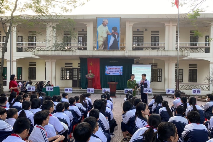 Sơn Tây: Tuyên truyền pháp luật cho gần 1.100 giáo viên, học sinh