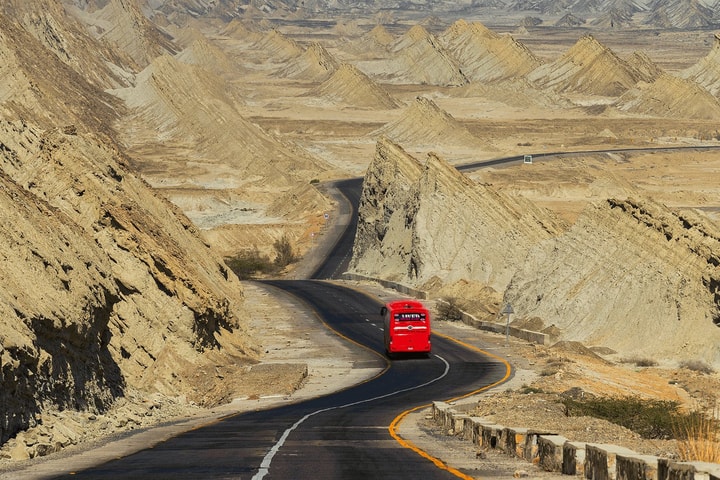 Căng thẳng bùng phát giữa Iran và Pakistan: Kiềm chế hành động gây rủi ro