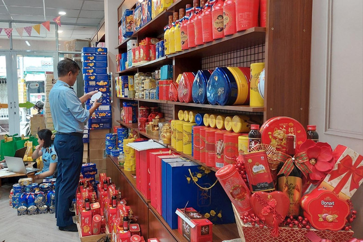 Thành phố Hồ Chí Minh: Phát hiện, thu giữ hàng trăm kg thực phẩm không bảo đảm an toàn