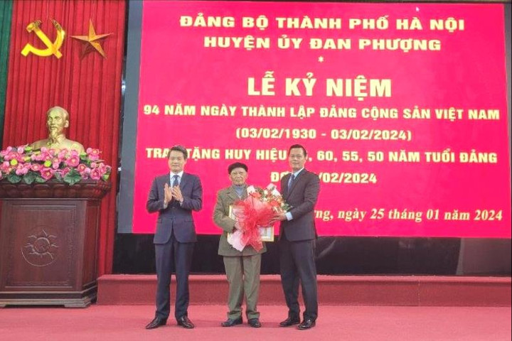 102 đảng viên huyện Đan Phượng được nhận Huy hiệu Đảng