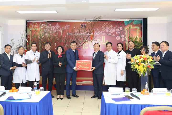 Đồng chí Nguyễn Ngọc Tuấn chúc Tết Bệnh viện Ung bướu Hà Nội và Phòng An ninh điều tra - Công an thành phố