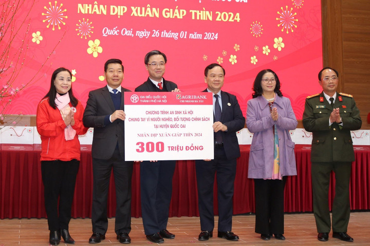 Đại biểu Quốc hội tặng quà Tết cho hộ nghèo tại huyện Quốc Oai