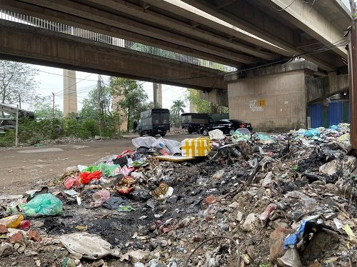 Vì sao chưa xử lý “điểm đen” rác thải tại dốc cầu Thăng Long?