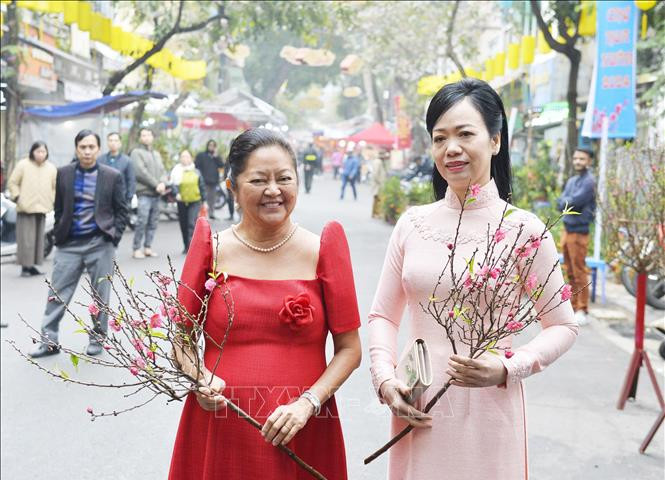 Phu nhân Chủ tịch nước và Phu nhân Tổng thống Philippines tham quan chợ hoa Tết Hàng Lược