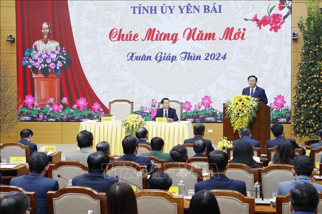 Chủ tịch Quốc hội Vương Đình Huệ thăm, chúc Tết Đảng bộ tỉnh Yên Bái
