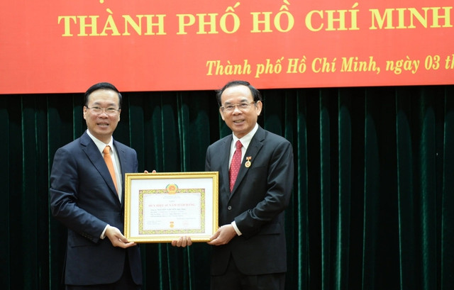 Chủ tịch nước trao Huy hiệu 45 năm tuổi Đảng tặng Bí thư Thành ủy thành phố Hồ Chí Minh