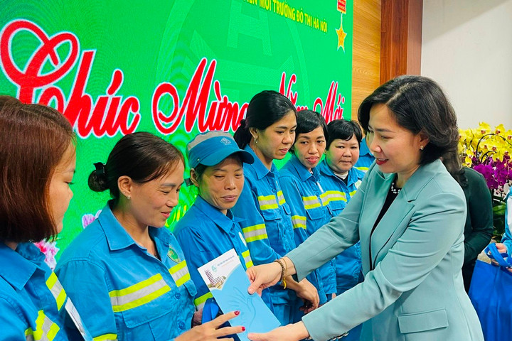 Hội Liên hiệp phụ nữ Hà Nội chúc Tết, tặng quà nữ công nhân môi trường đô thị