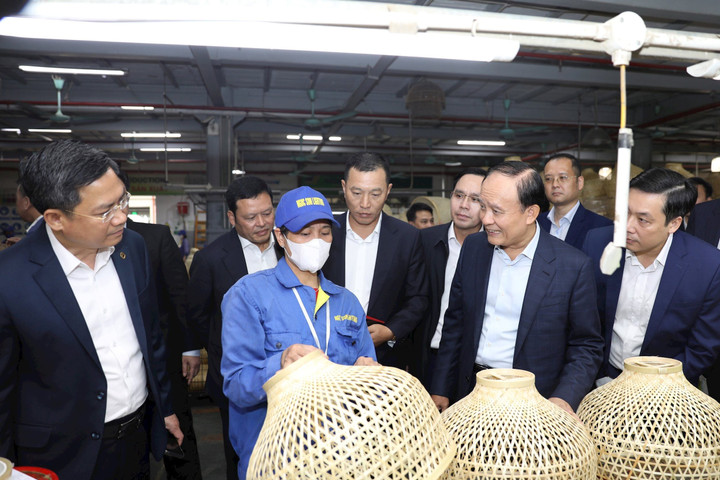 Chủ tịch HĐND thành phố Nguyễn Ngọc Tuấn thăm, động viên sản xuất tại huyện Chương Mỹ